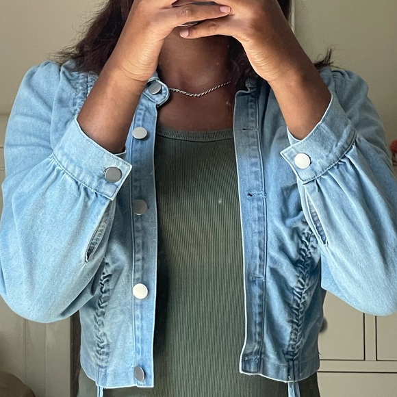 I’m selling a cropped denim light wash blue jean jacket. I’m 5’9 for reference. - Picture 2 of 6